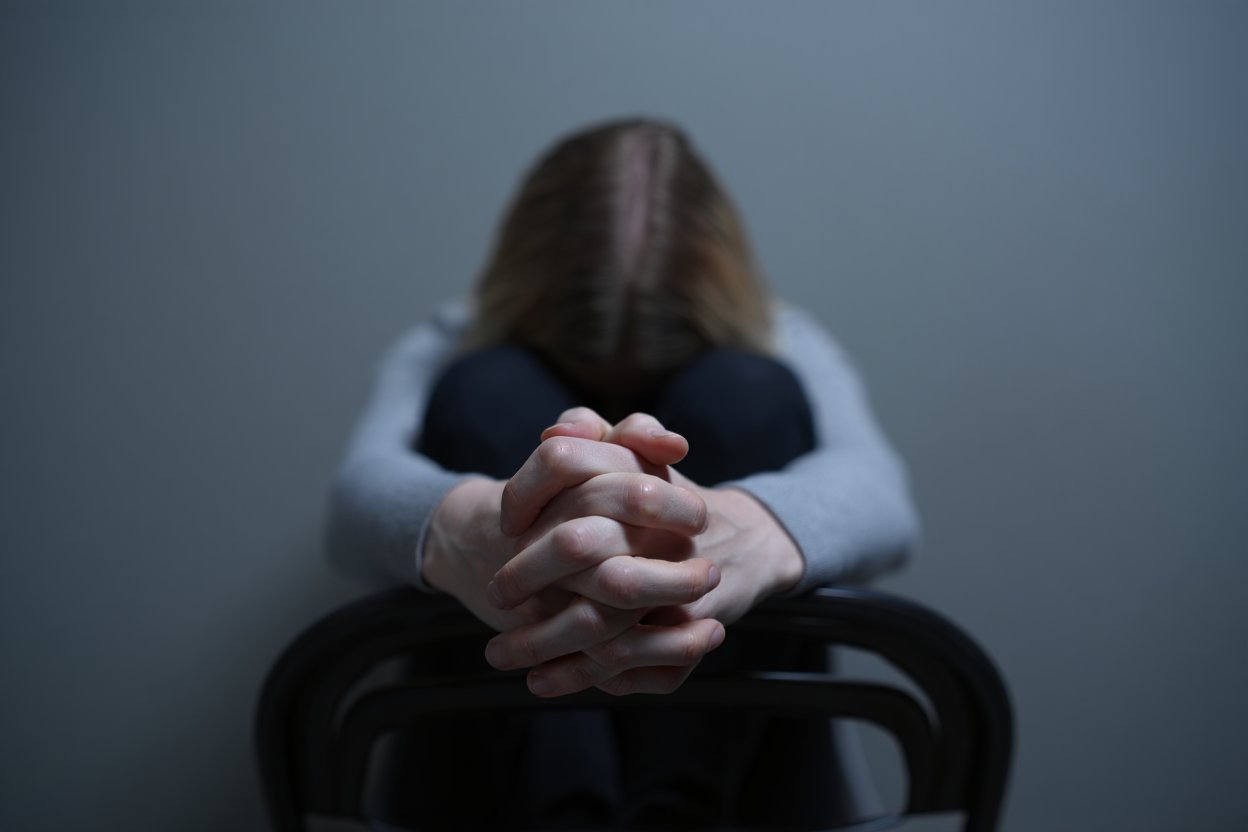 Девушка скрестила руки в замке